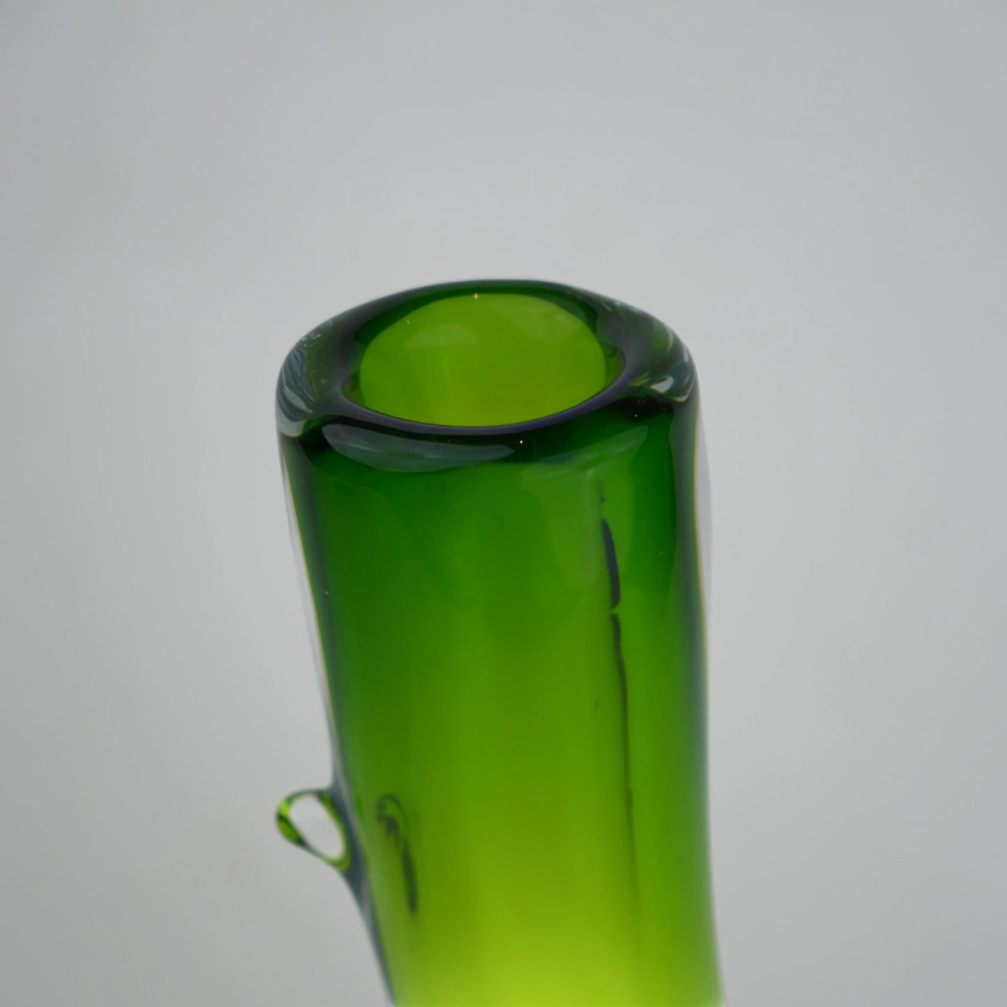 Emerald stem vase rim w/ small loop accent