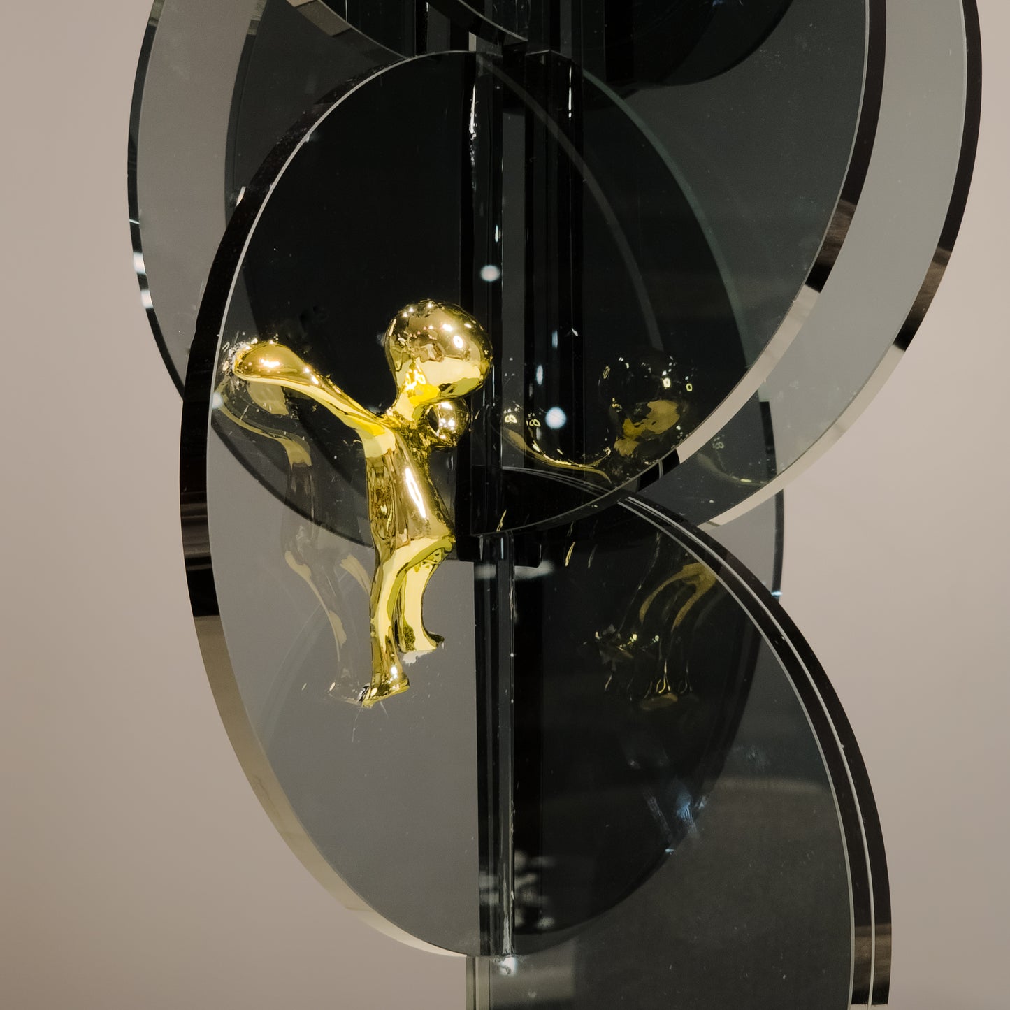 Climbers in Motion – Sculptural Tinted Glass Centerpiece