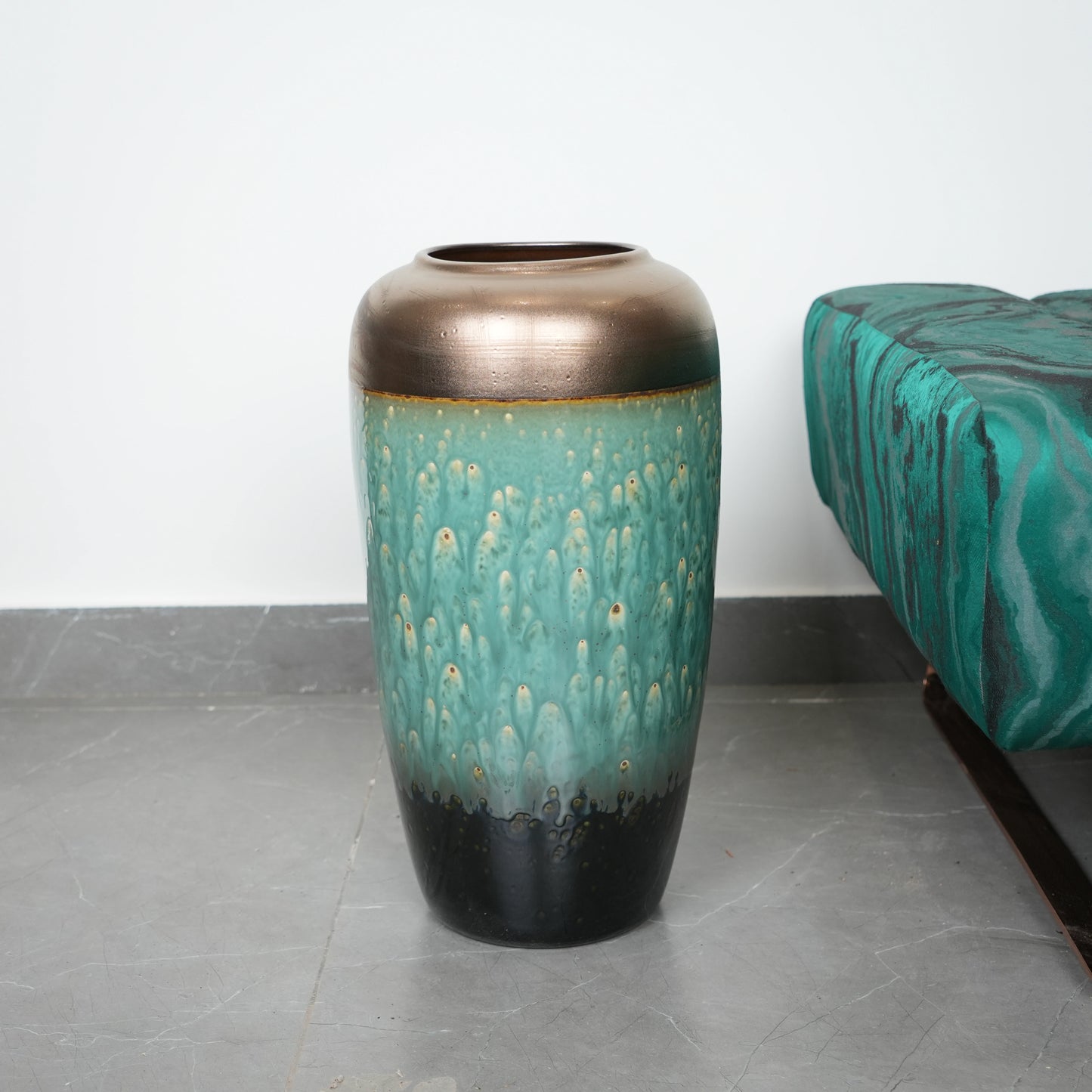 Teal gold vase, side angle, malachite bench