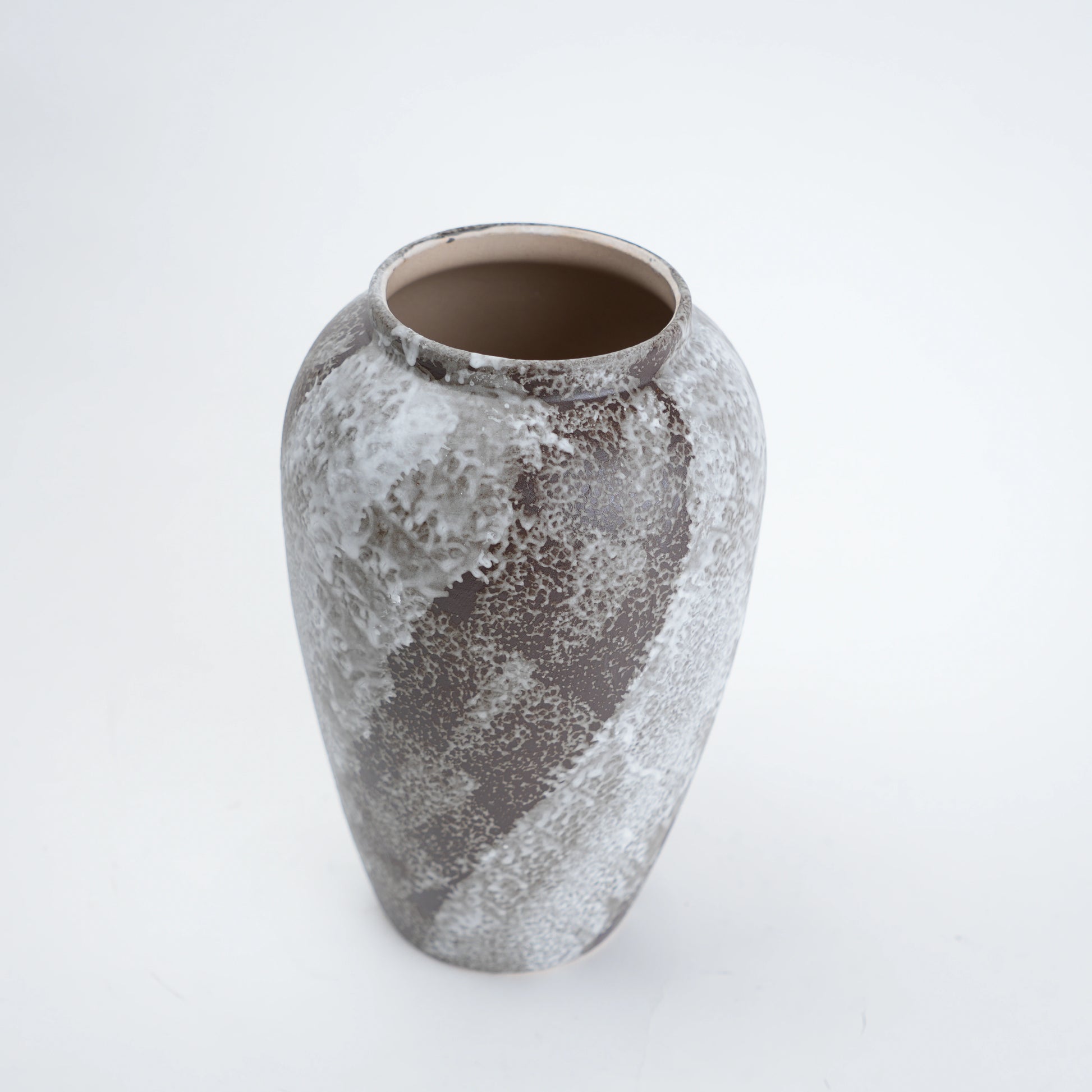 Mineral glaze urn, elevated, pale interior