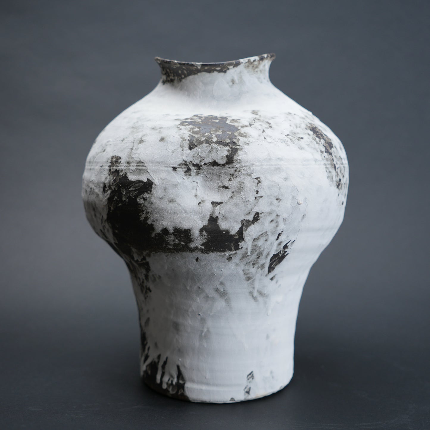 Hourglass ivory ash vase, charcoal front