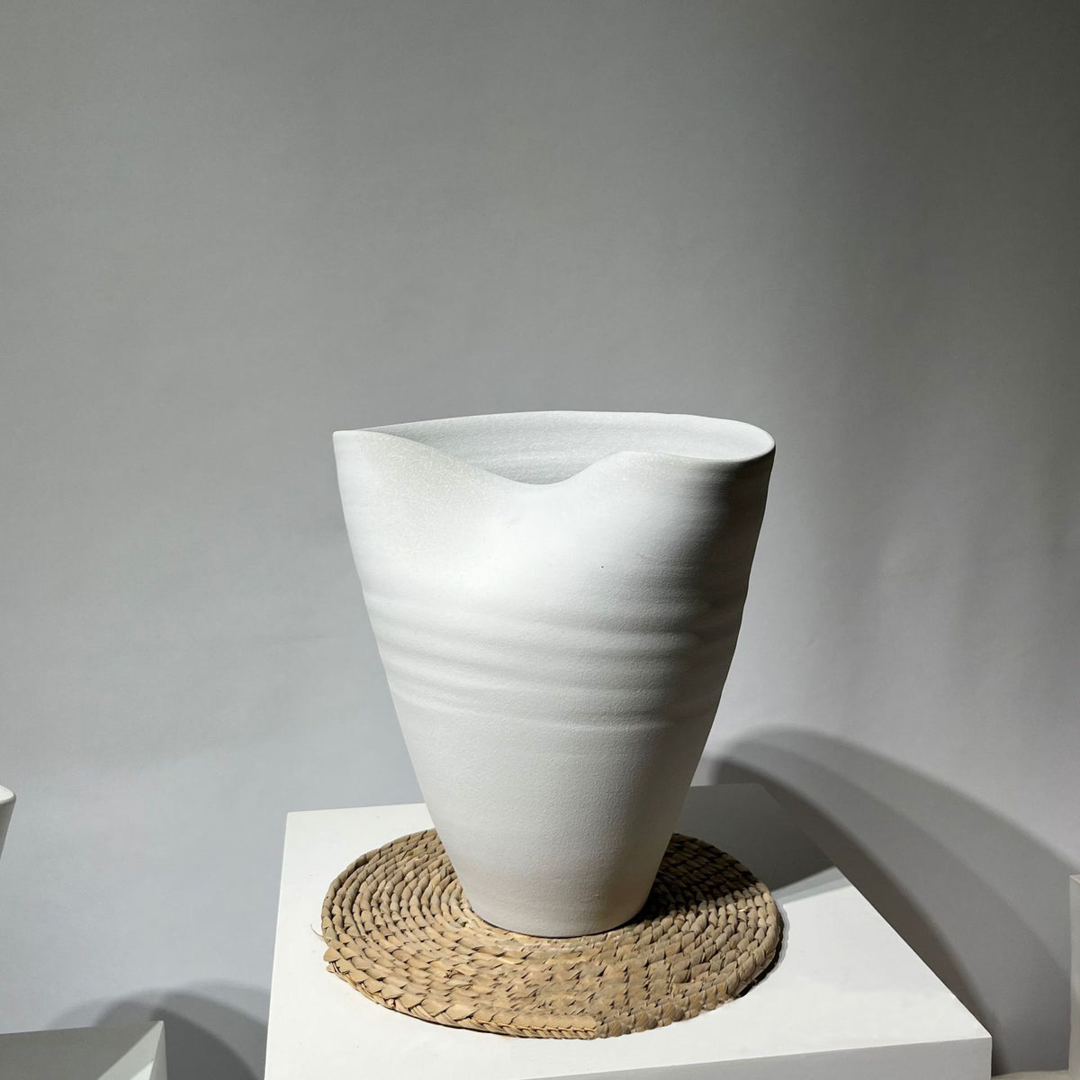 Luxury white resin flower vase featuring a minimalist sculptural silhouette with a soft organic wave rim and matte textured finish, ideal for fresh flowers, dried botanicals and modern designer interiors.