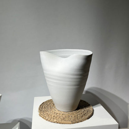 Luxury white resin flower vase featuring a minimalist sculptural silhouette with a soft organic wave rim and matte textured finish, ideal for fresh flowers, dried botanicals and modern designer interiors.