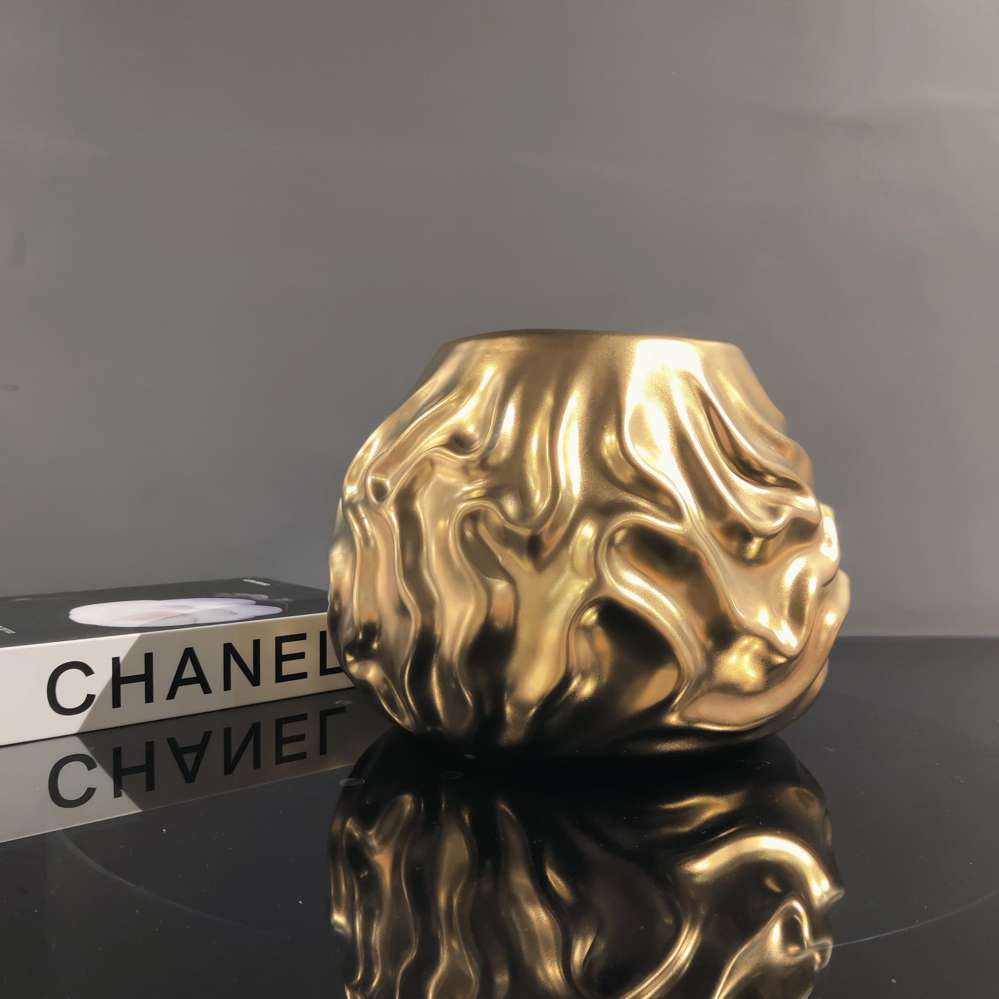 Luxury metallic ceramic decorative vases featuring sculptural fluid textures in gold and silver finishes, ideal for fresh flowers, console tables, dining spaces and modern designer interiors.