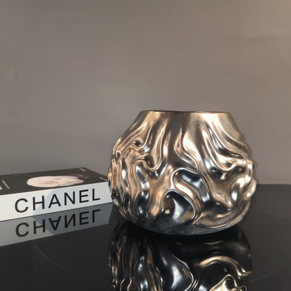 Luxury metallic ceramic decorative vases featuring sculptural fluid textures in gold and silver finishes, ideal for fresh flowers, console tables, dining spaces and modern designer interiors.