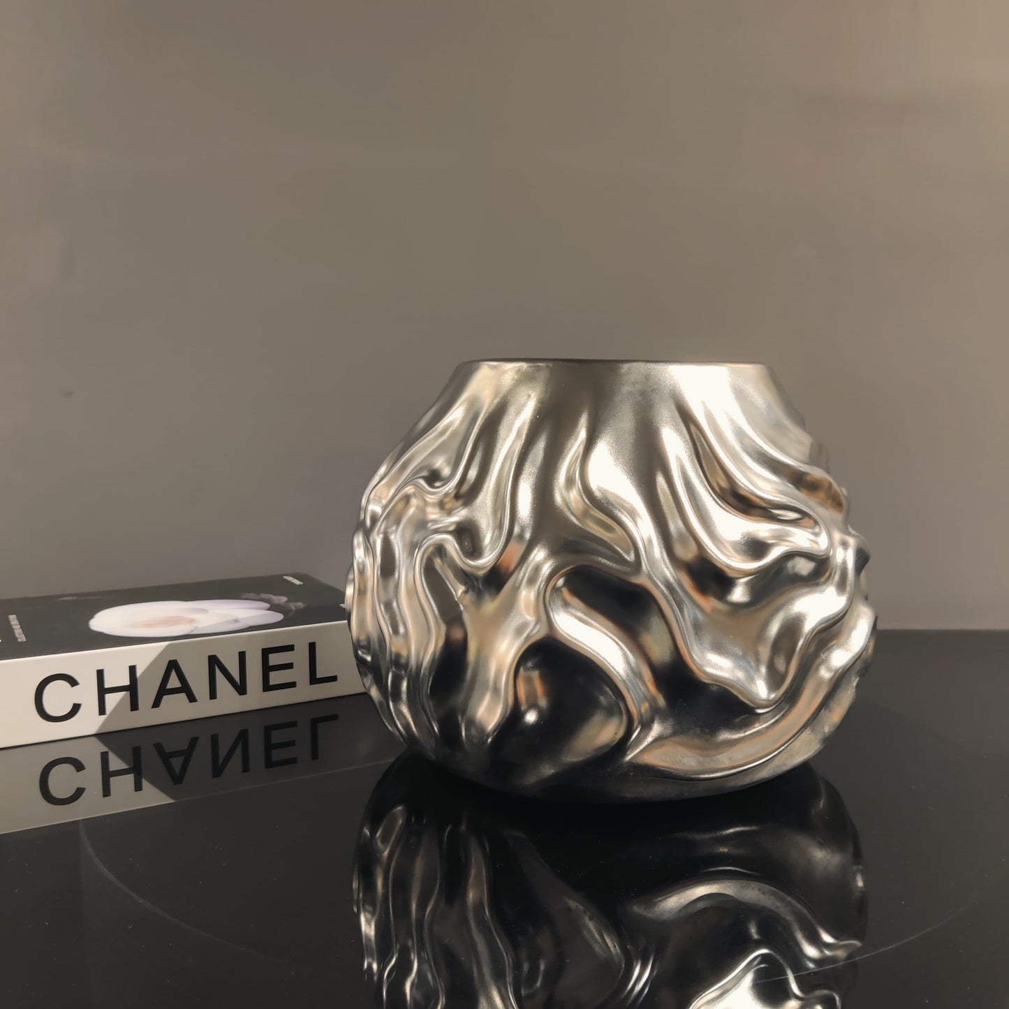 Luxury metallic ceramic decorative vases featuring sculptural fluid textures in gold and silver finishes, ideal for fresh flowers, console tables, dining spaces and modern designer interiors.