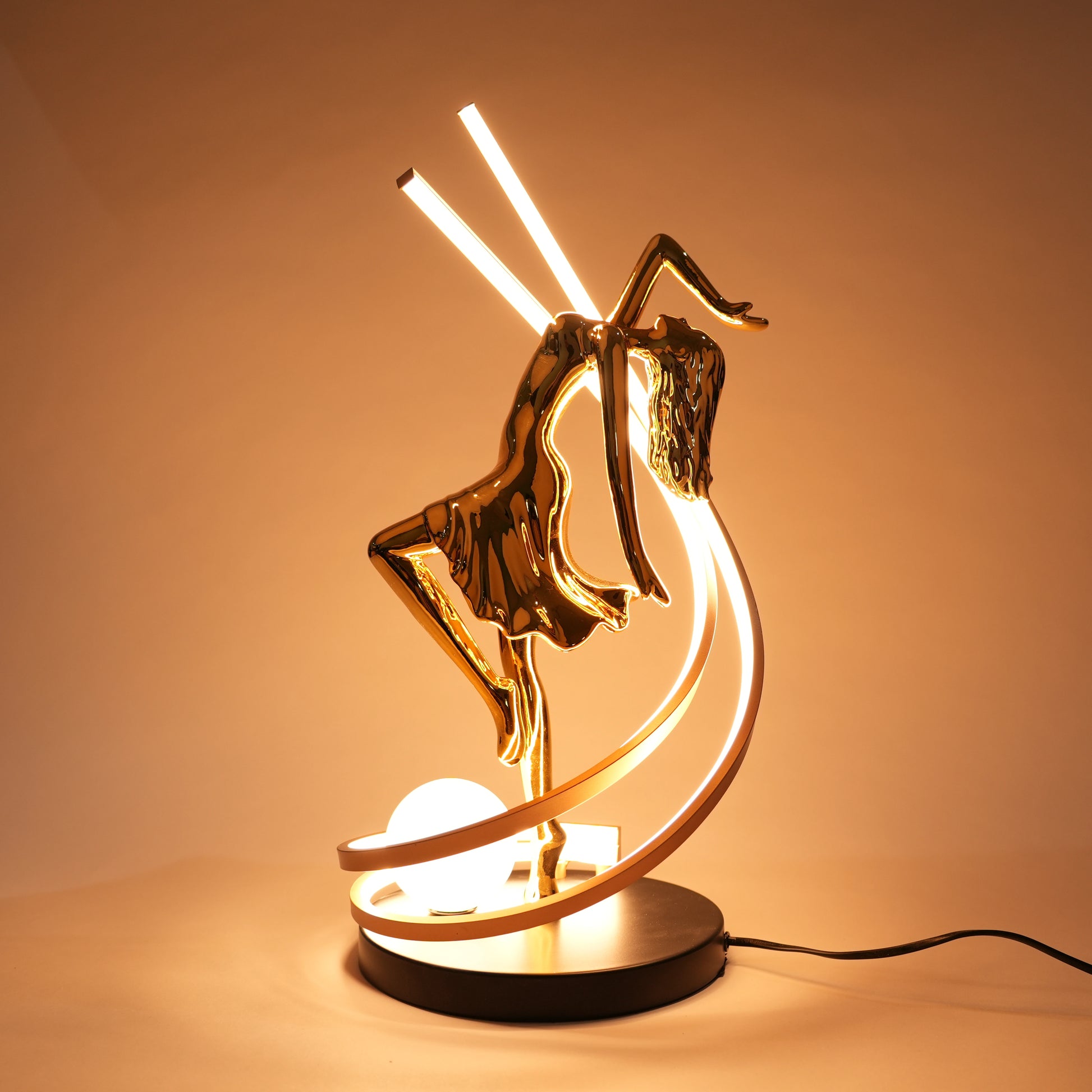 Gold female form sculpture lamp with LED arc modern luxury decorative table lighting for home decor