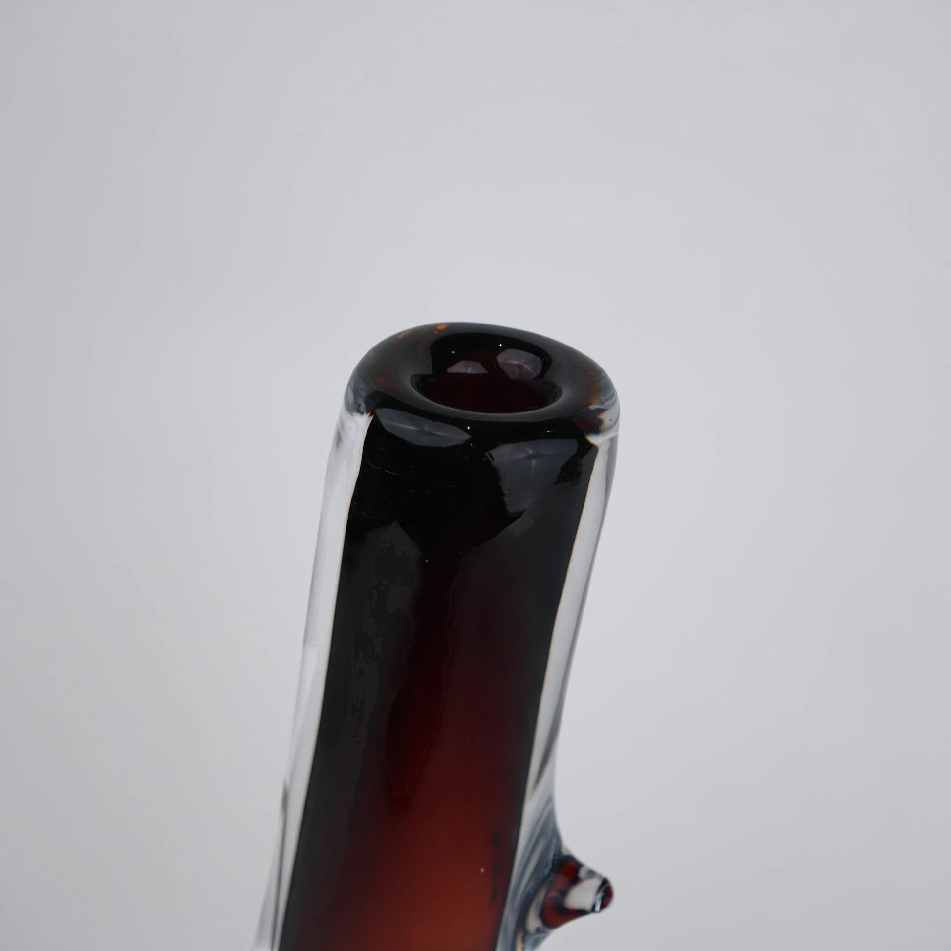 Amber red stem vase rim w/ nub accent