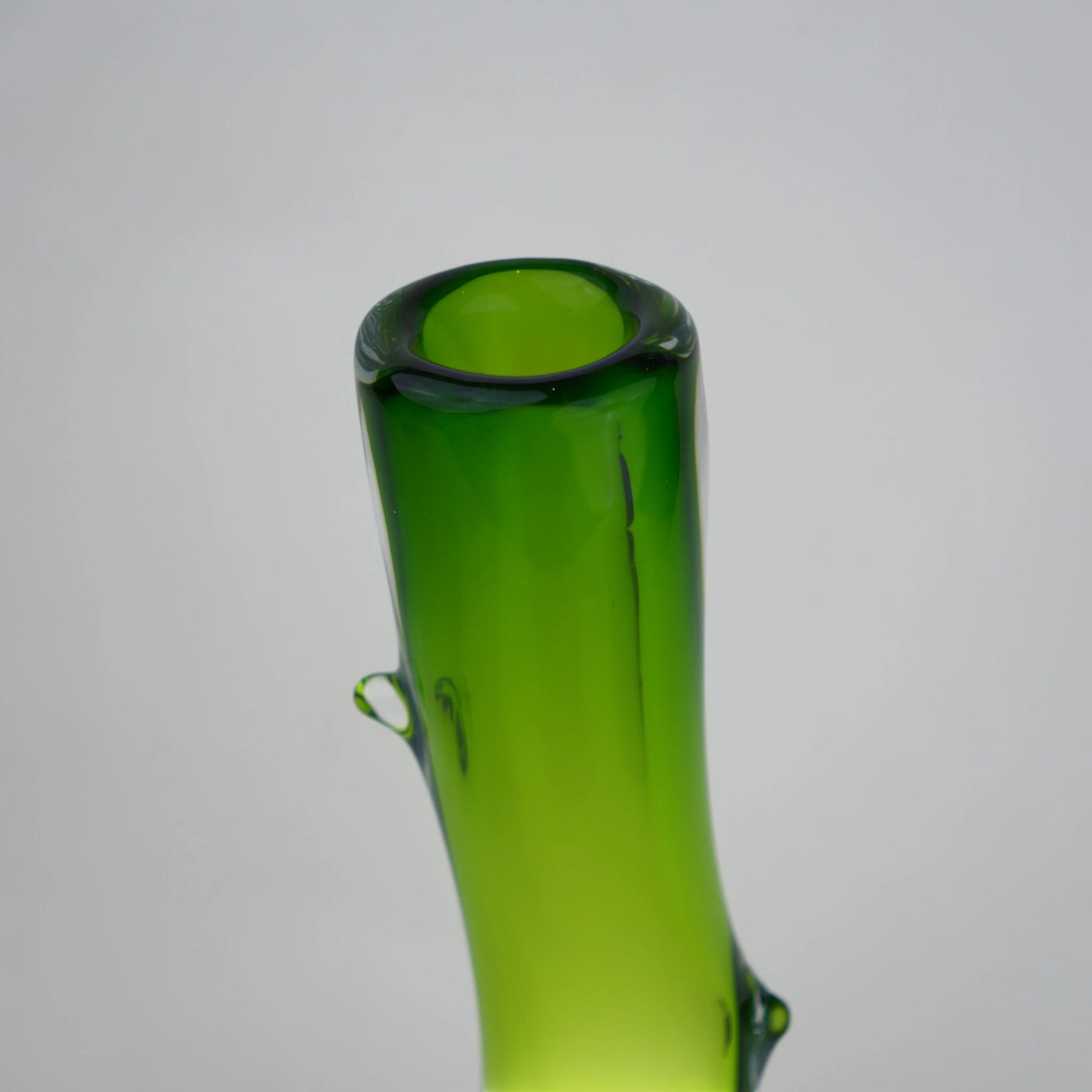 Emerald stem vase rim w/ sculpted protrusion