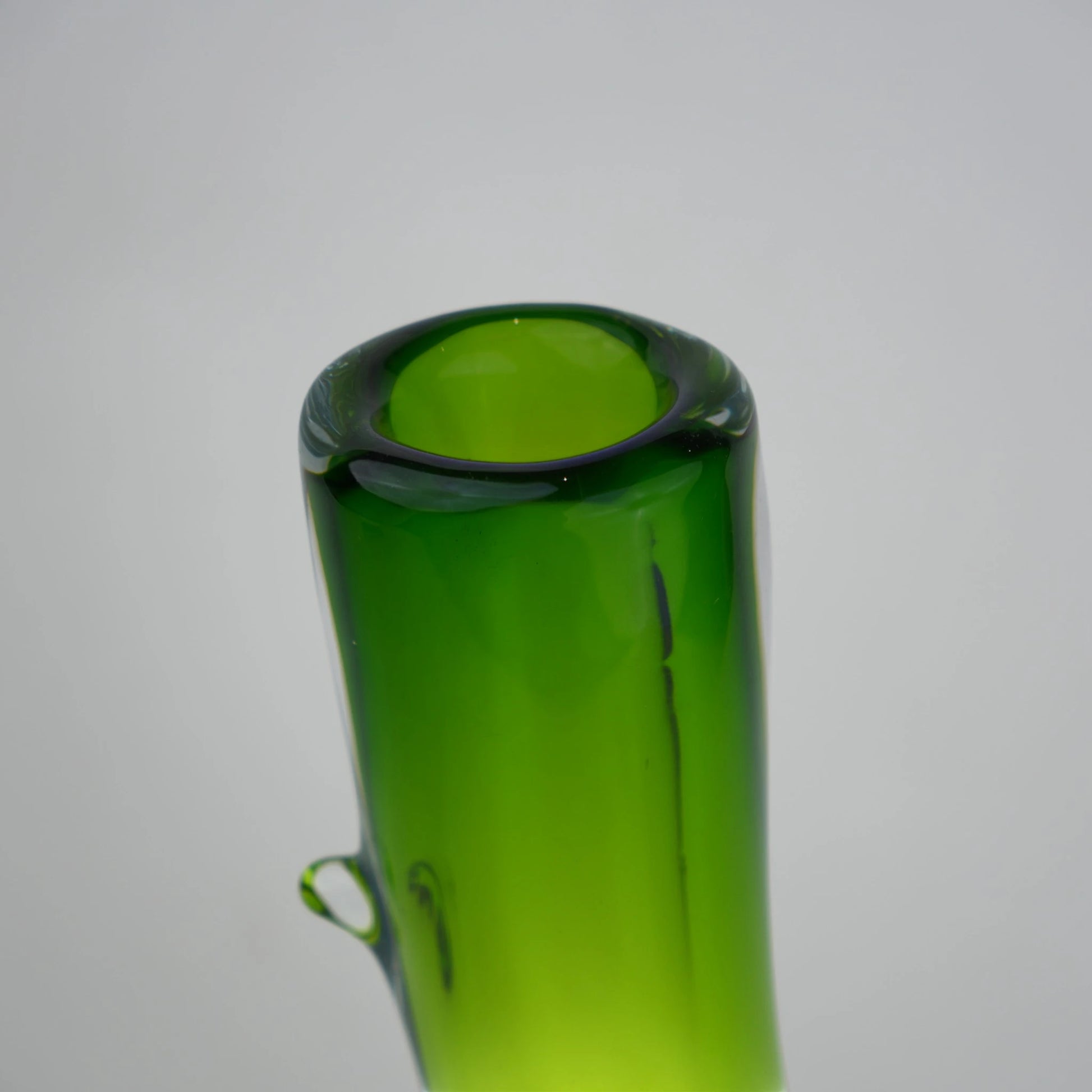 Emerald stem vase rim w/ small loop accent