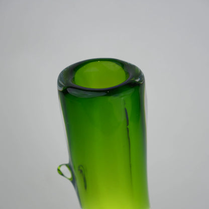 Emerald stem vase rim w/ small loop accent