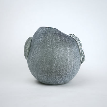Orb Cut pebbled grey, clear crest, alt front