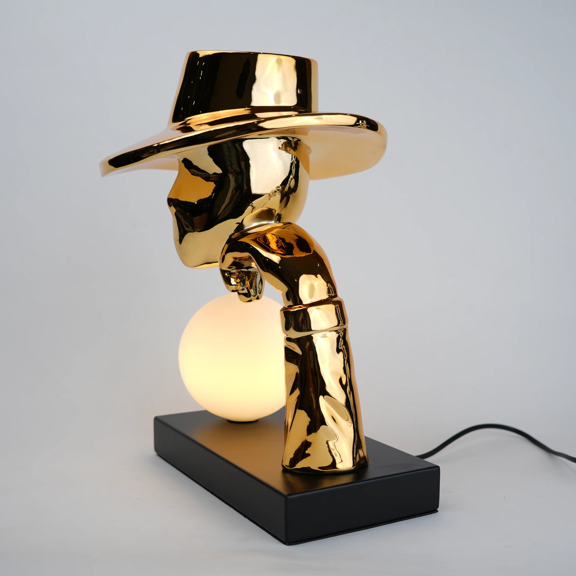 Elegant Hat Lamp gold detailed view finish