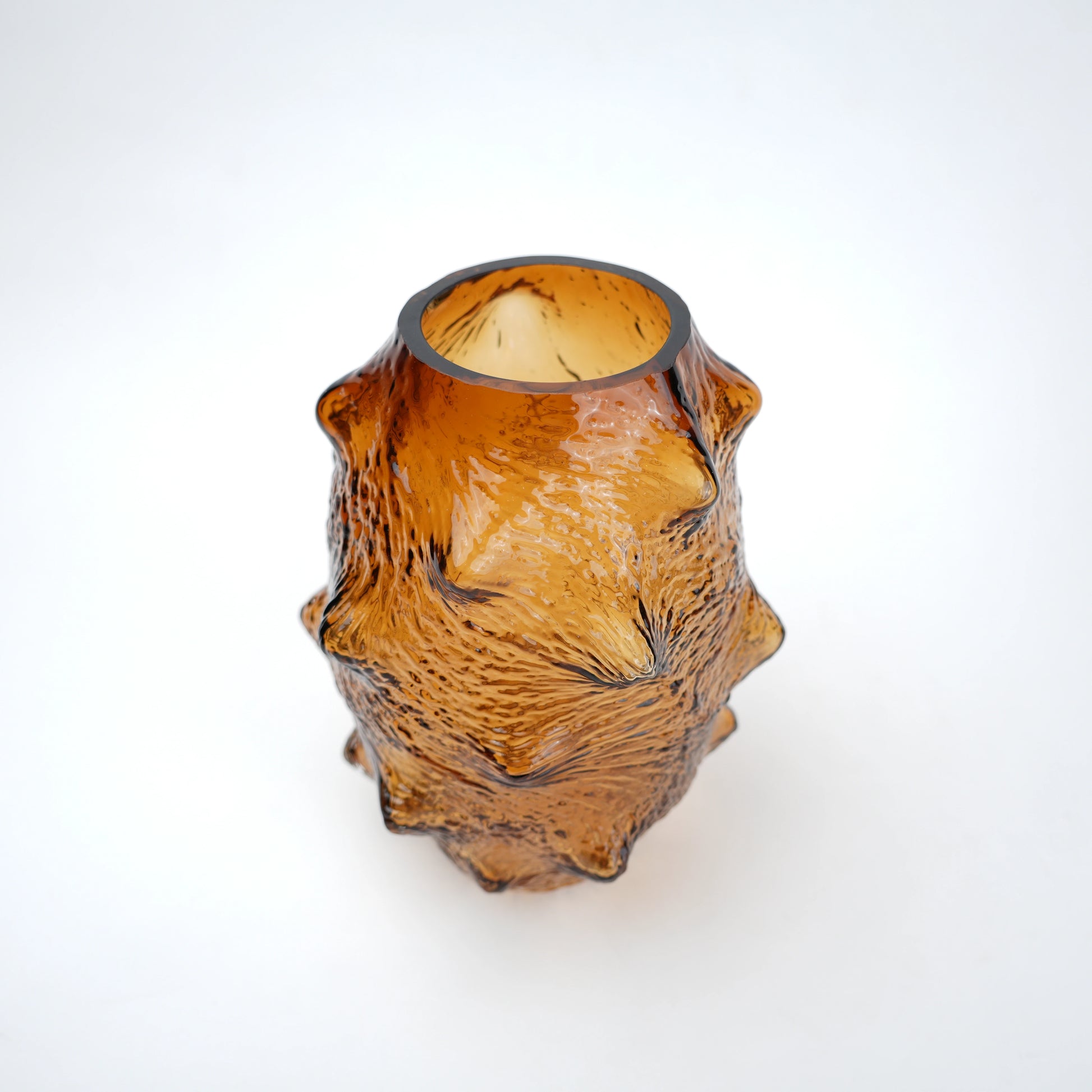 Amber hammered vase top-down, dark rim