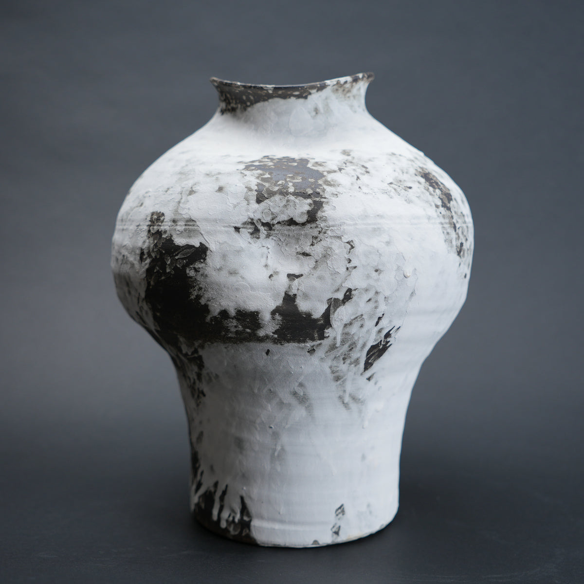 Hourglass ivory ash vase, charcoal front